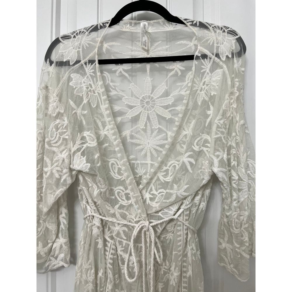 Flora Nikrooz Ivory/Cream Embroidered Lace Robe